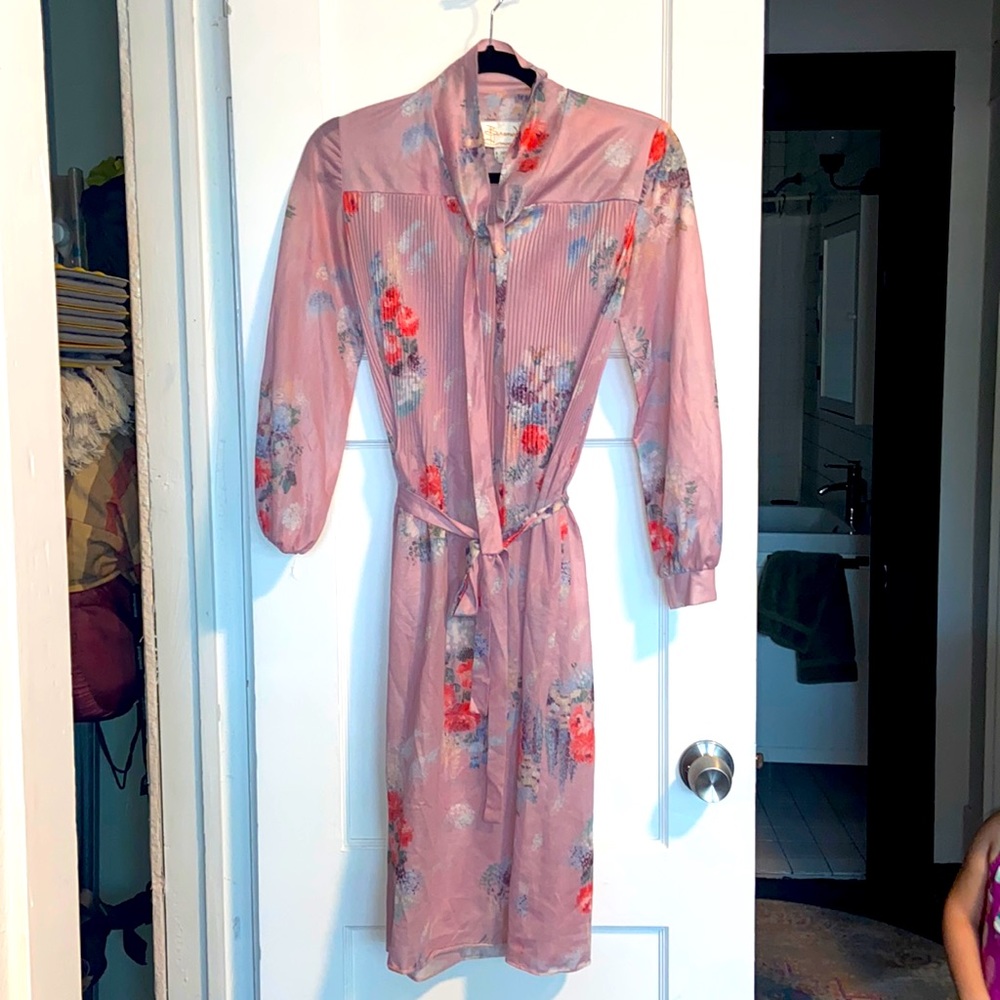 Beautiful Feminine Vintage Floral Dress